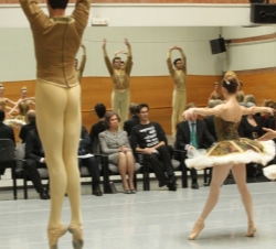 Su Majestad la Reina durante el ensayo de la Compañia Nacional de Danza